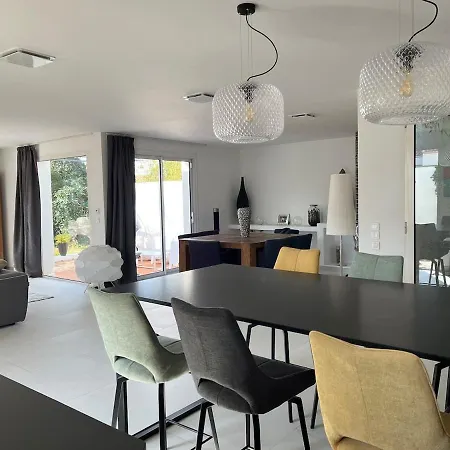 Villa Superbe De Plain Pied Avec Piscine Et Jardin