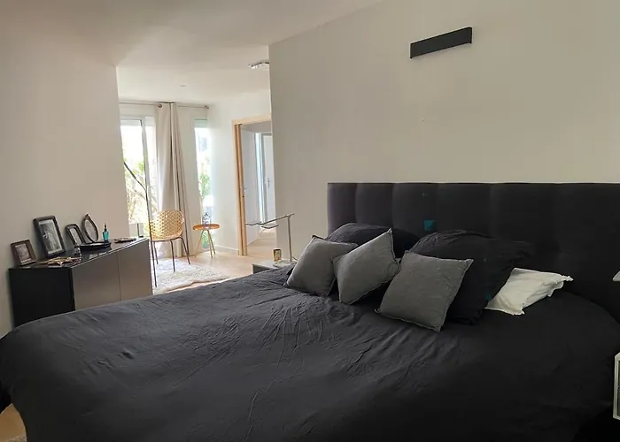 Superbe De Plain Pied Avec Piscine Et Jardin Villa